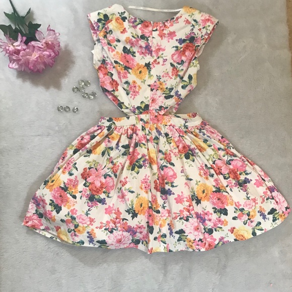 Beautiful floral dress - Picture 6 of 6